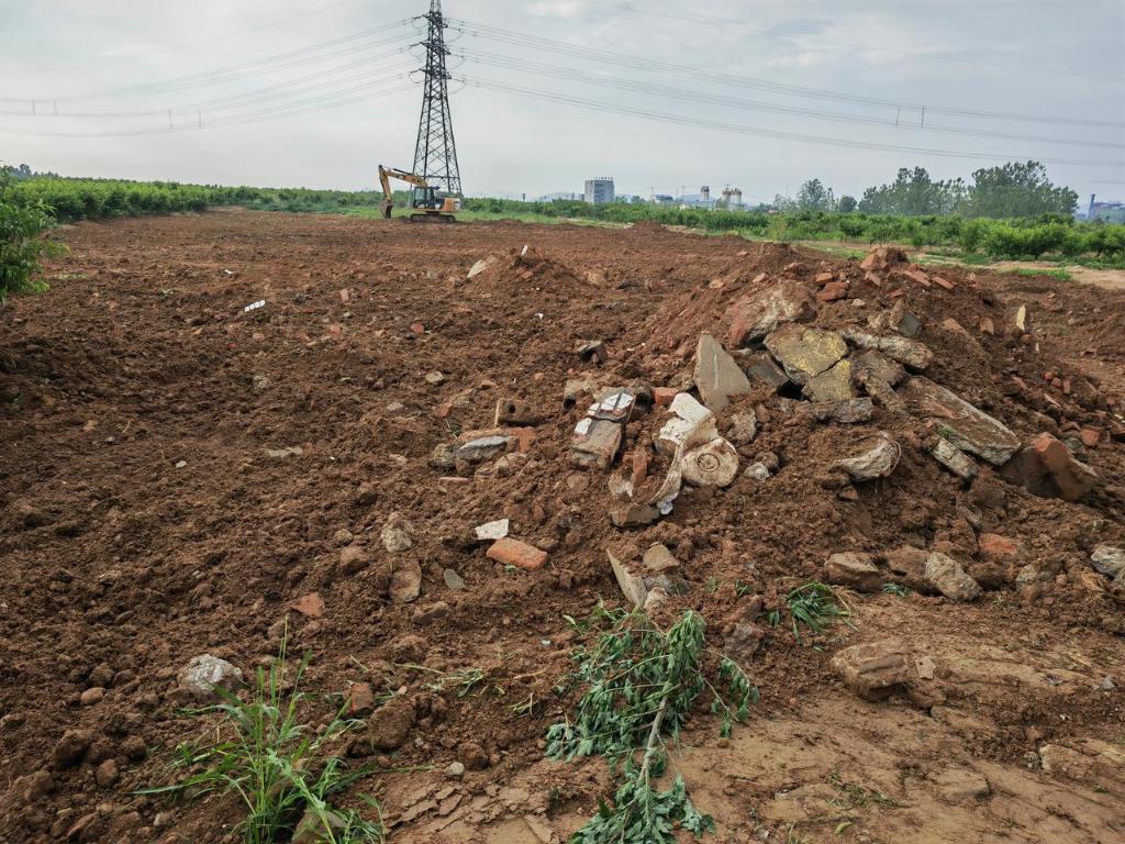 IM电竞 竞猜 IM电竞娱乐填埋建筑垃圾、突击倒土复垦……苏鲁交界毁田盗采砂石调查(图3)