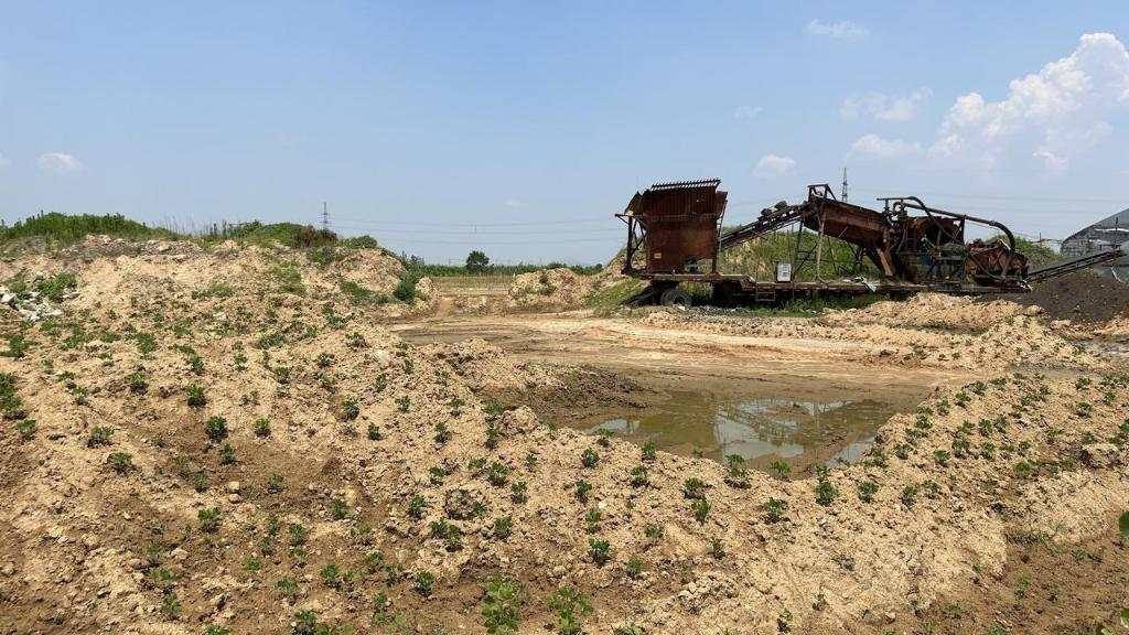 IM电竞 竞猜 IM电竞娱乐填埋建筑垃圾、突击倒土复垦……苏鲁交界毁田盗采砂石调查(图2)